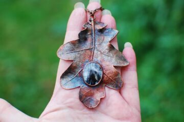 Amulet Dębowego Gaju – Wisior z Turmalinem w Kwarcu