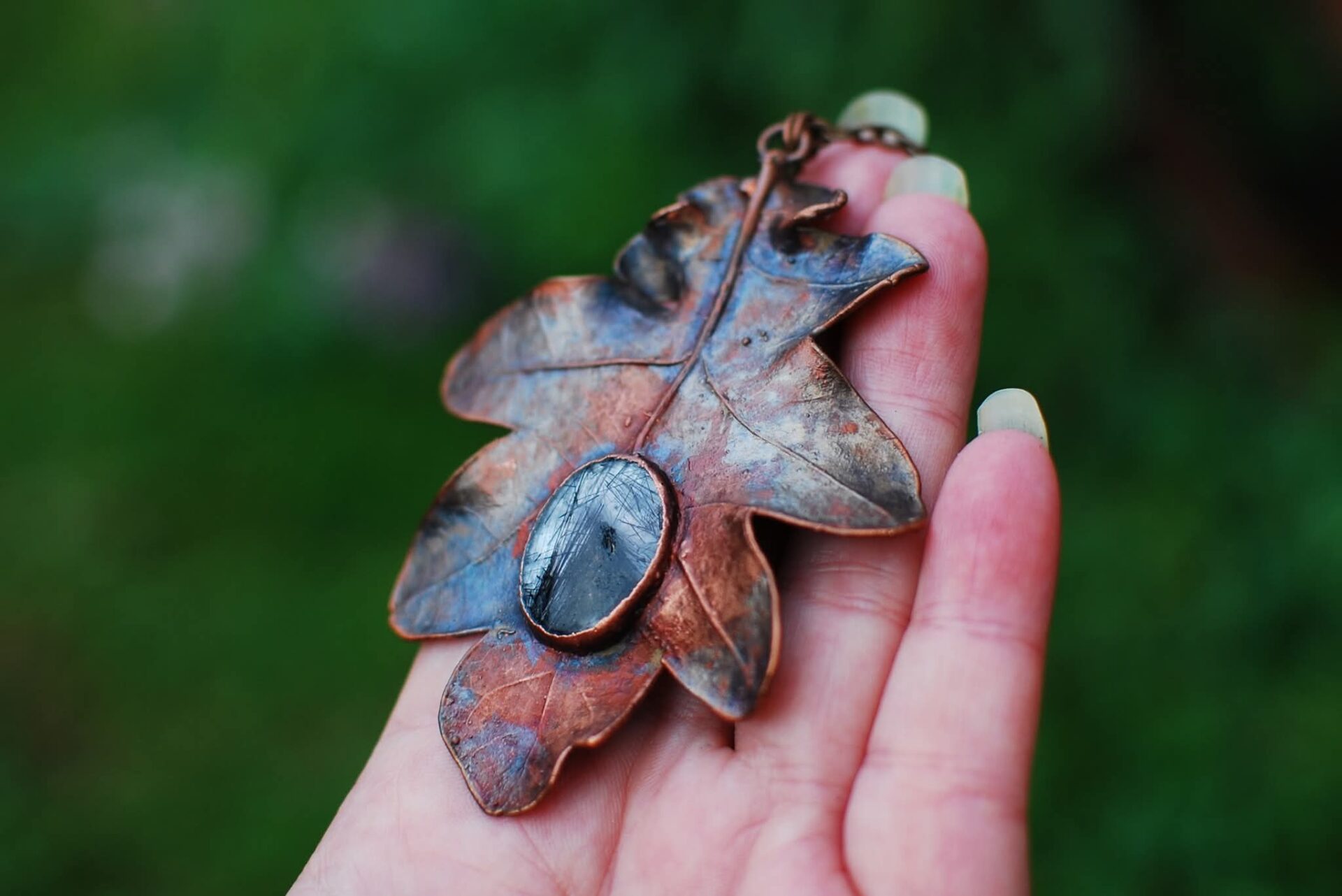 Amulet Dębowego Gaju – Wisior z Turmalinem w Kwarcu Amulet Dębowego Gaju – Wisior z Turmalinem w Kwarcu