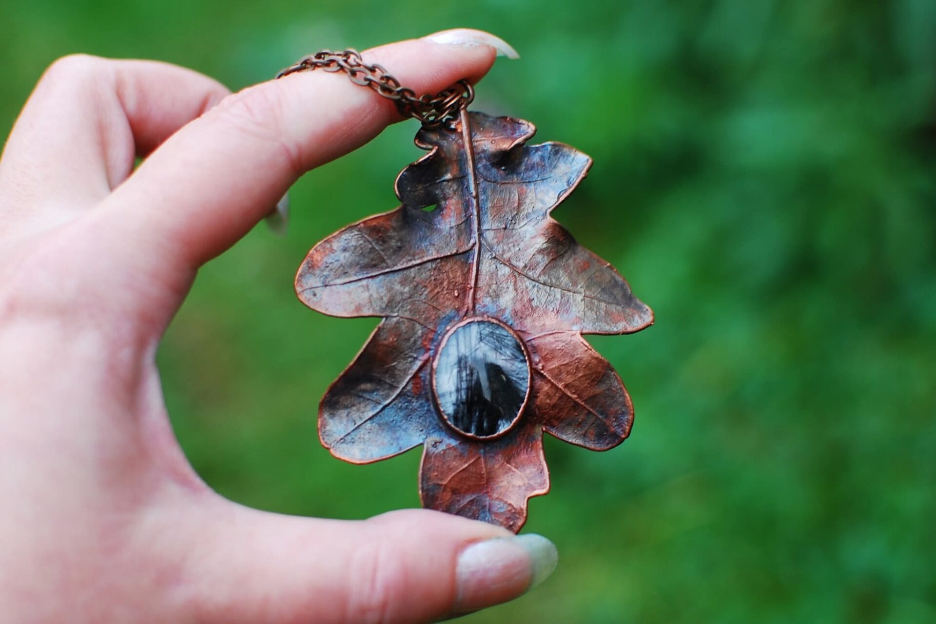 Amulet Dębowego Gaju – Wisior z Turmalinem w Kwarcu Amulet Dębowego Gaju – Wisior z Turmalinem w Kwarcu