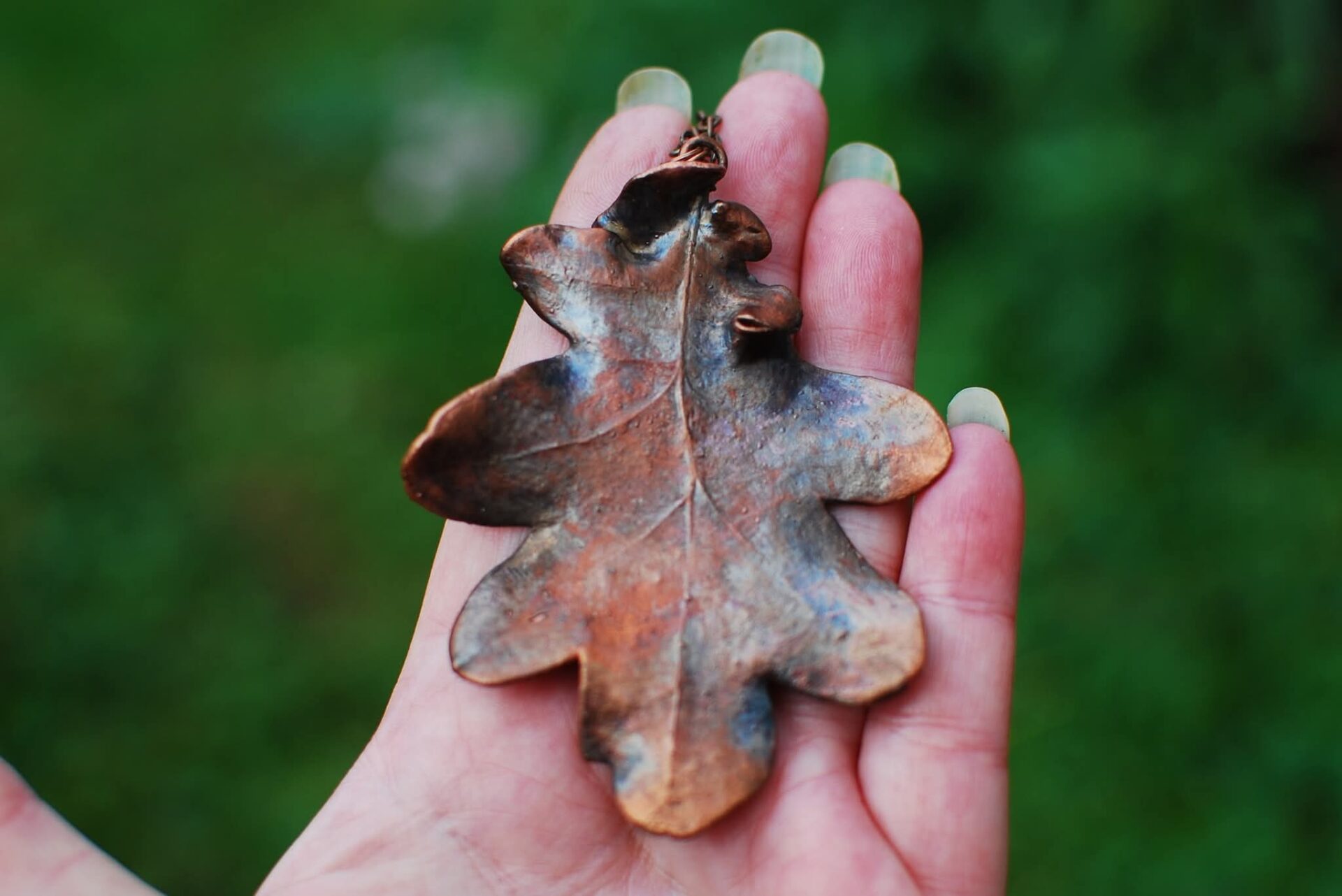 Amulet Dębowego Gaju – Wisior z Turmalinem w Kwarcu Amulet Dębowego Gaju – Wisior z Turmalinem w Kwarcu