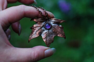 Amulet Klonowego Gaju – Miedziany Wisior z Ametystem