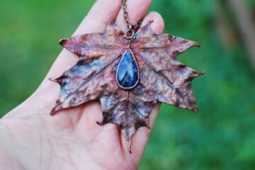 Amulet Nocnego Nieba – Wisior z Liścia Klonu z Sodalitem