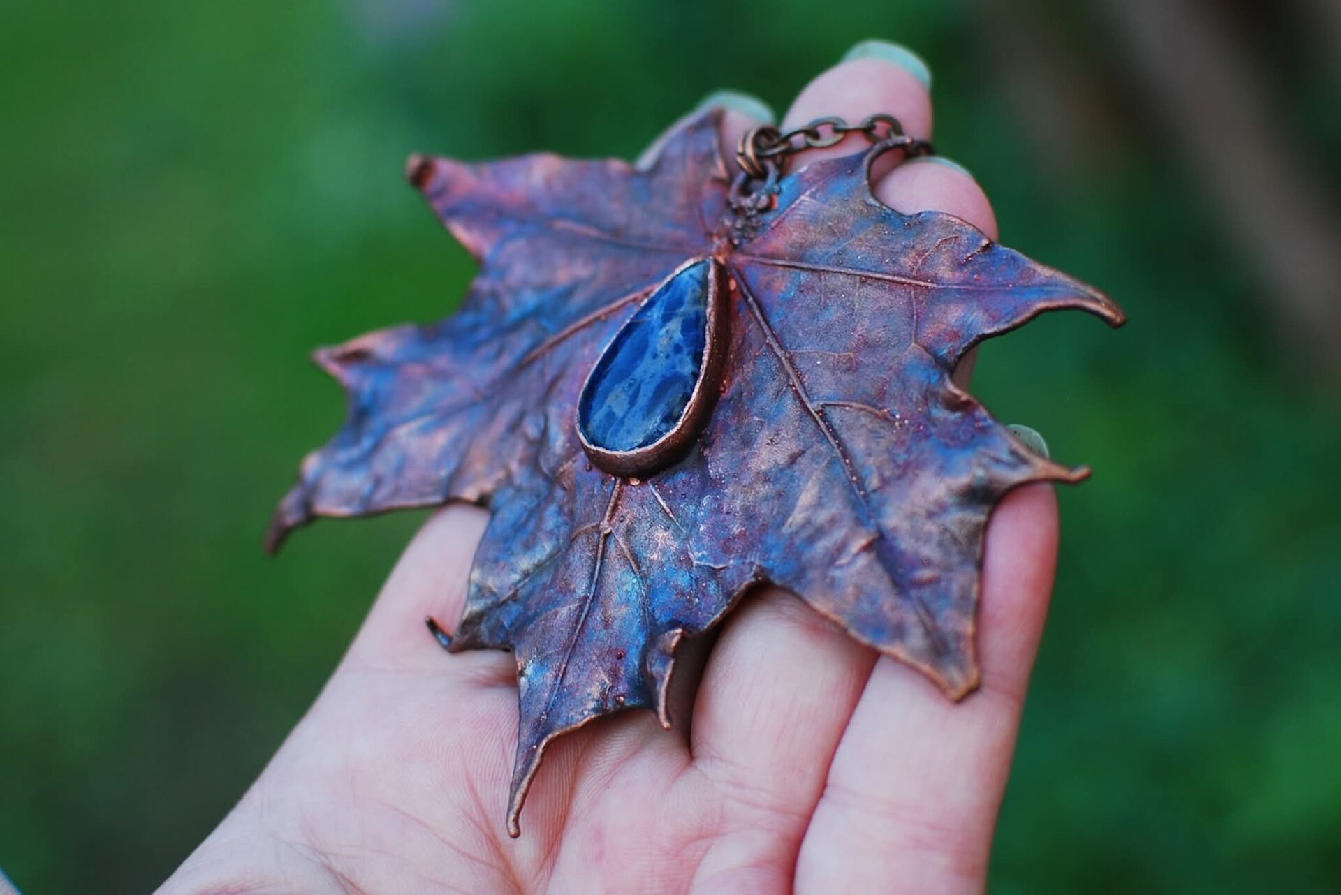 Amulet Nocnego Nieba – Wisior z Liścia Klonu z Sodalitem Amulet Nocnego Nieba – Wisior z Liścia Klonu z Sodalitem