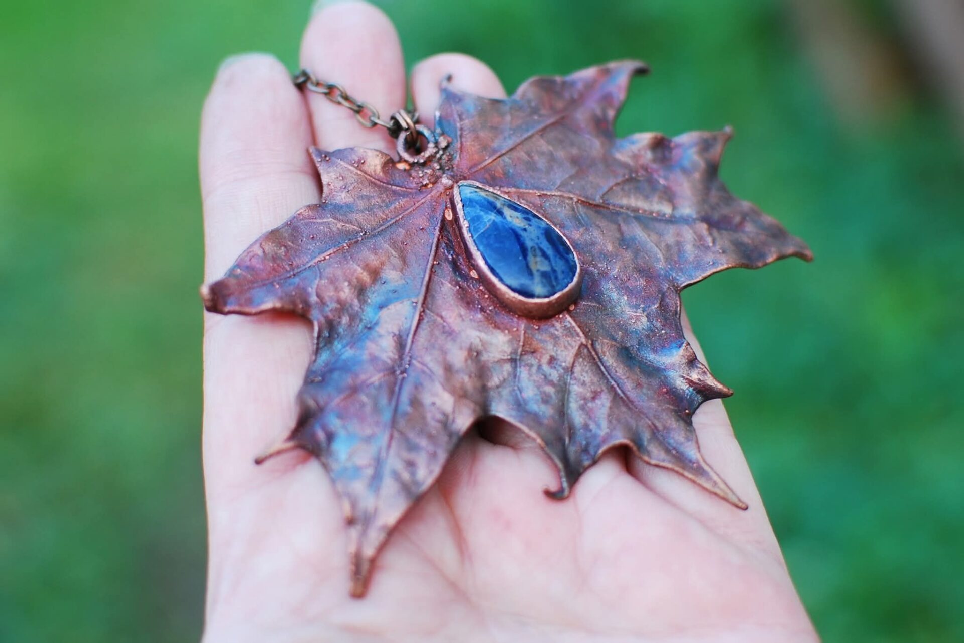 Amulet Nocnego Nieba – Wisior z Liścia Klonu z Sodalitem Amulet Nocnego Nieba – Wisior z Liścia Klonu z Sodalitem