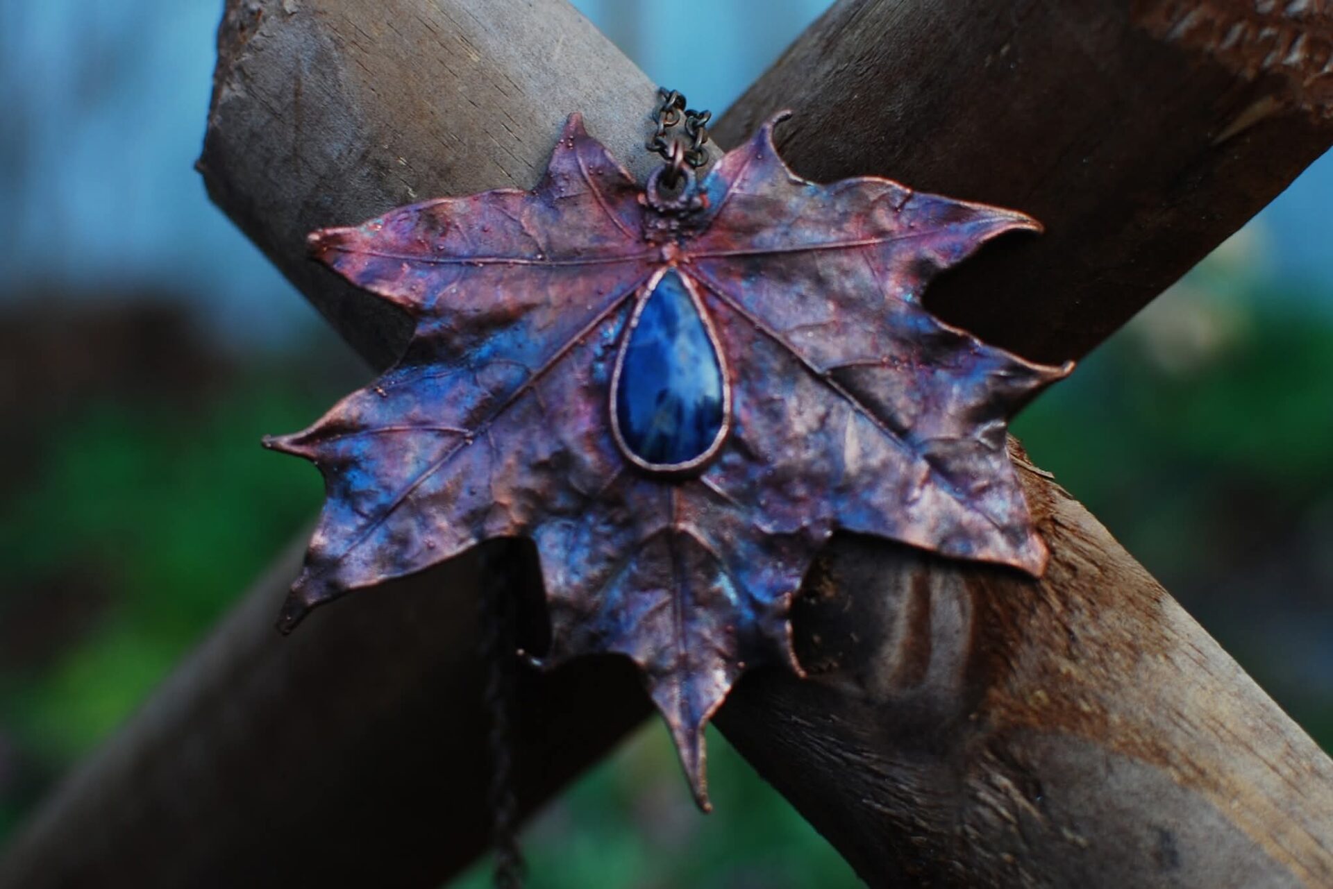 Amulet Nocnego Nieba – Wisior z Liścia Klonu z Sodalitem Amulet Nocnego Nieba – Wisior z Liścia Klonu z Sodalitem