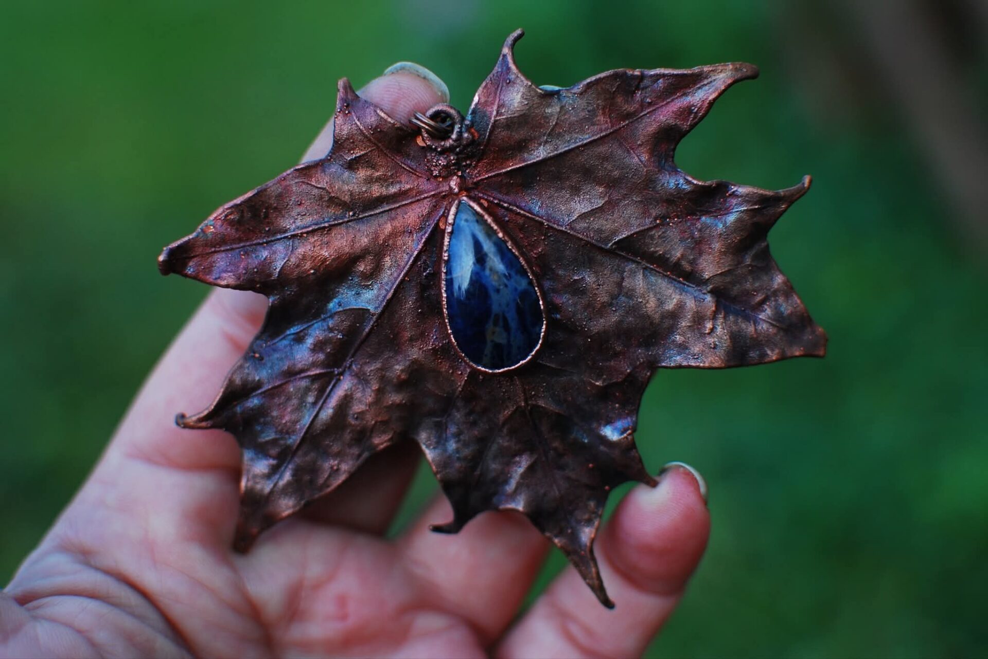 Amulet Nocnego Nieba – Wisior z Liścia Klonu z Sodalitem Amulet Nocnego Nieba – Wisior z Liścia Klonu z Sodalitem